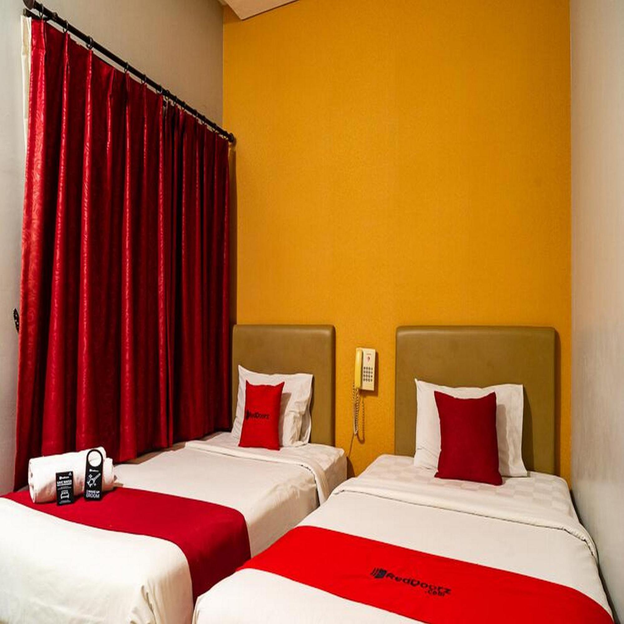 Hotel Reddoorz At Blue Pacific Blok M 2*